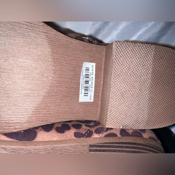 Torrid LEOPARD PRINT FAUX SUEDE V-CUT ANKLE BOOTIE (7.5W) NEW - Picture 3 of 5